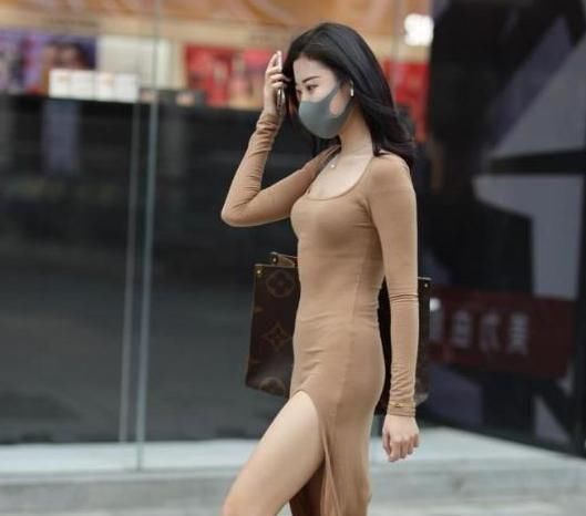 搭配|浅咖色纯棉长裙搭配复古包包,优雅大方,笑容迷人