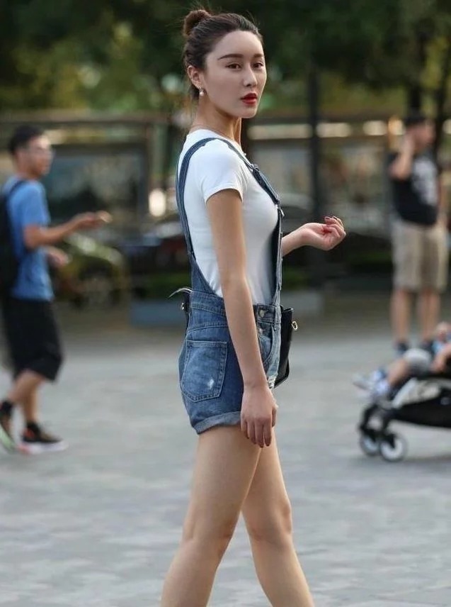 街拍:风吹裙摆美发飘,时髦佳人,你的美丽像丁香