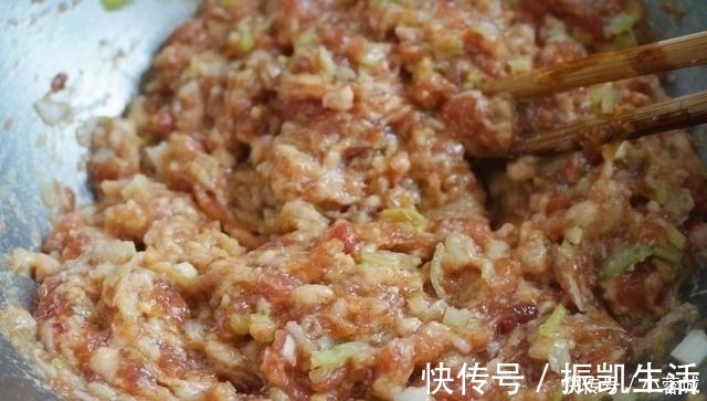 这个馅的饺子百吃不厌,我家每周都包一次,馅香味美,真好吃