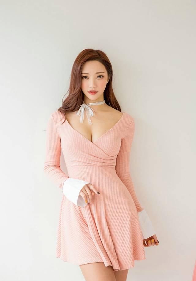 美女一条黑色的打底裤,凸显了修长笔直的美腿