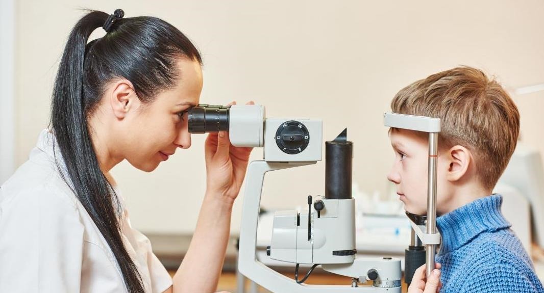 配眼镜|孩子近视,爸爸不许配眼镜,配一次摔一次,眼科医生:真是太无知