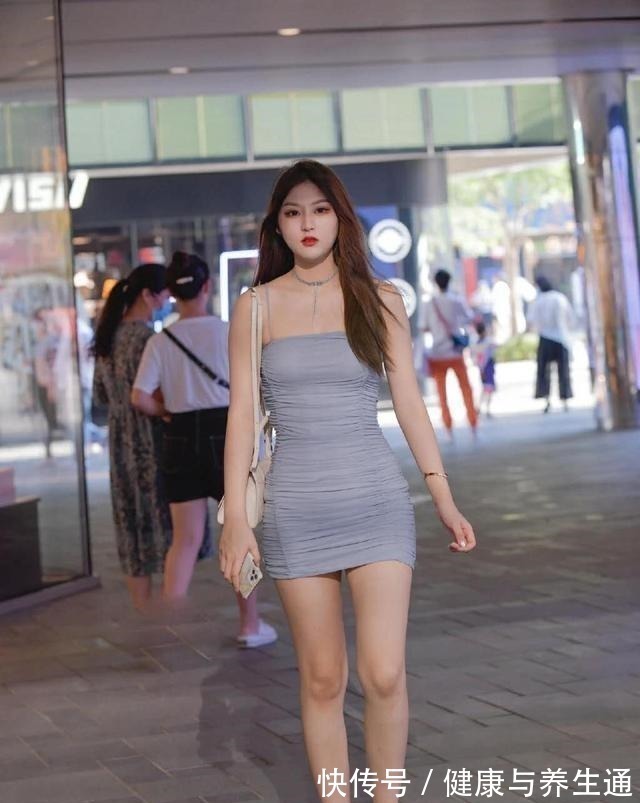 连衣裙 时尚俏皮的连衣裙穿搭呈现时髦气息,展现英姿飒爽,气质不凡!