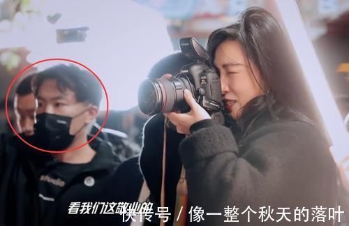 王一博|女工作人员为走红,拼命往王一博身上贴,乐乐当时的动作亮了