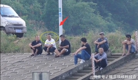 邓刚|邓刚到长沙钓鲢鳙,看上了老板养的小土狗,400钓6小时,差点滑了