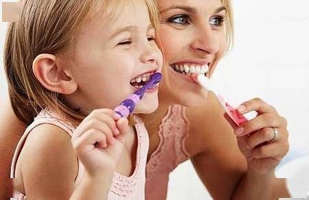 蛀牙|宝宝牙齿长全再刷牙?90%的妈妈都做错了