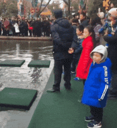 |搞笑GIF:厉害了,这样撩妹才叫帅!