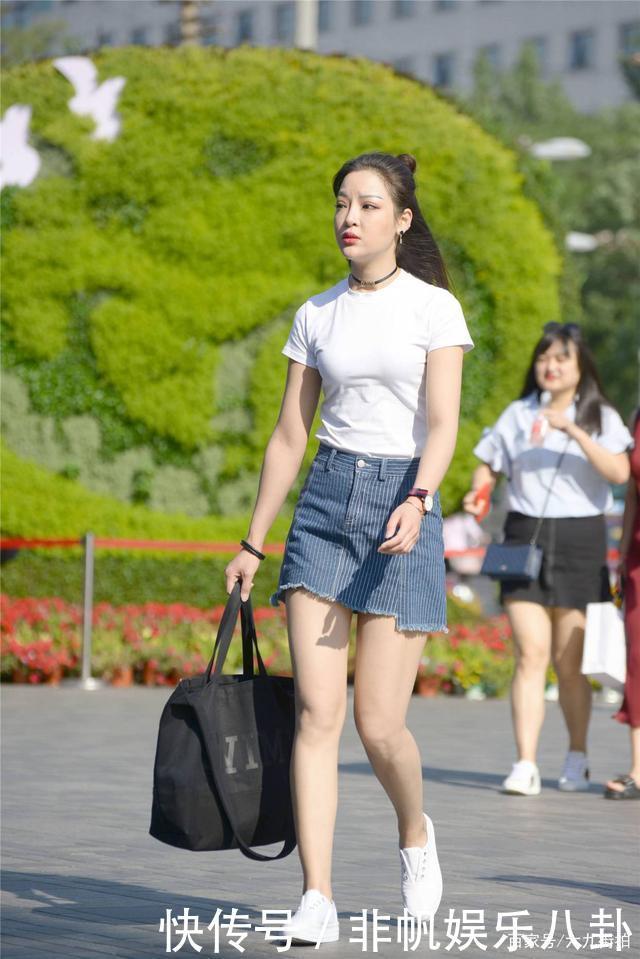 精致的短裙穿搭,简约风格还衬托出时尚大气