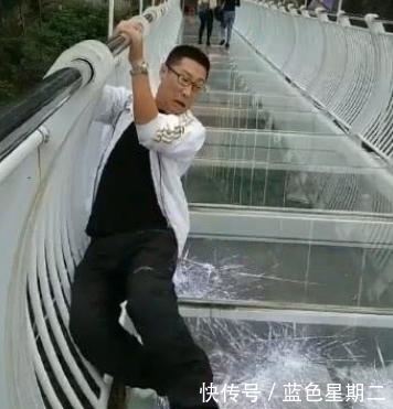 男子外出旅游，走到玻璃桥，信誓旦旦和朋友打赌，网友：人间惨案