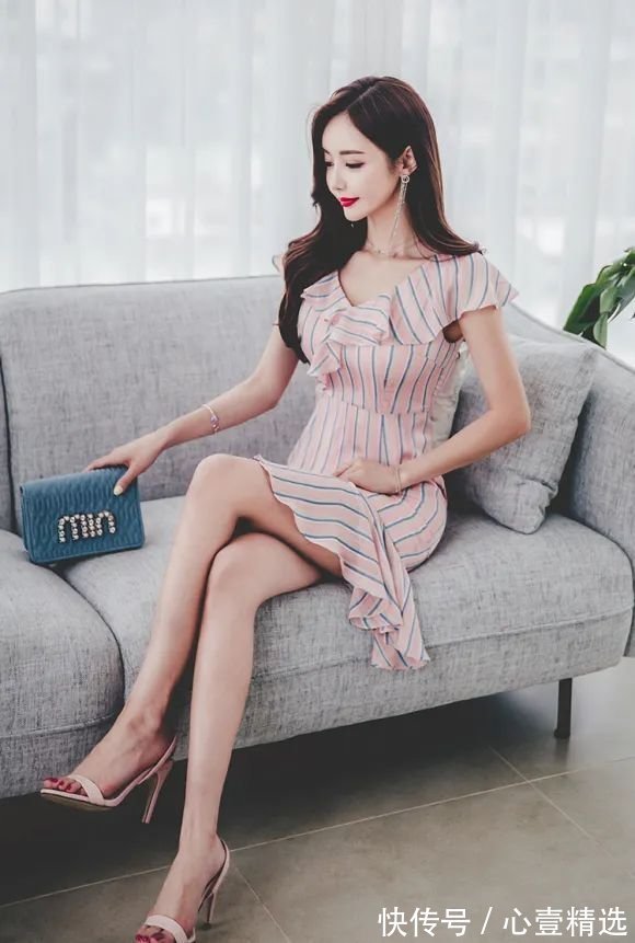 纹裙|女神孙允珠高清时尚搭配：樱桃花堤田园粉蓝间隙竖纹裙