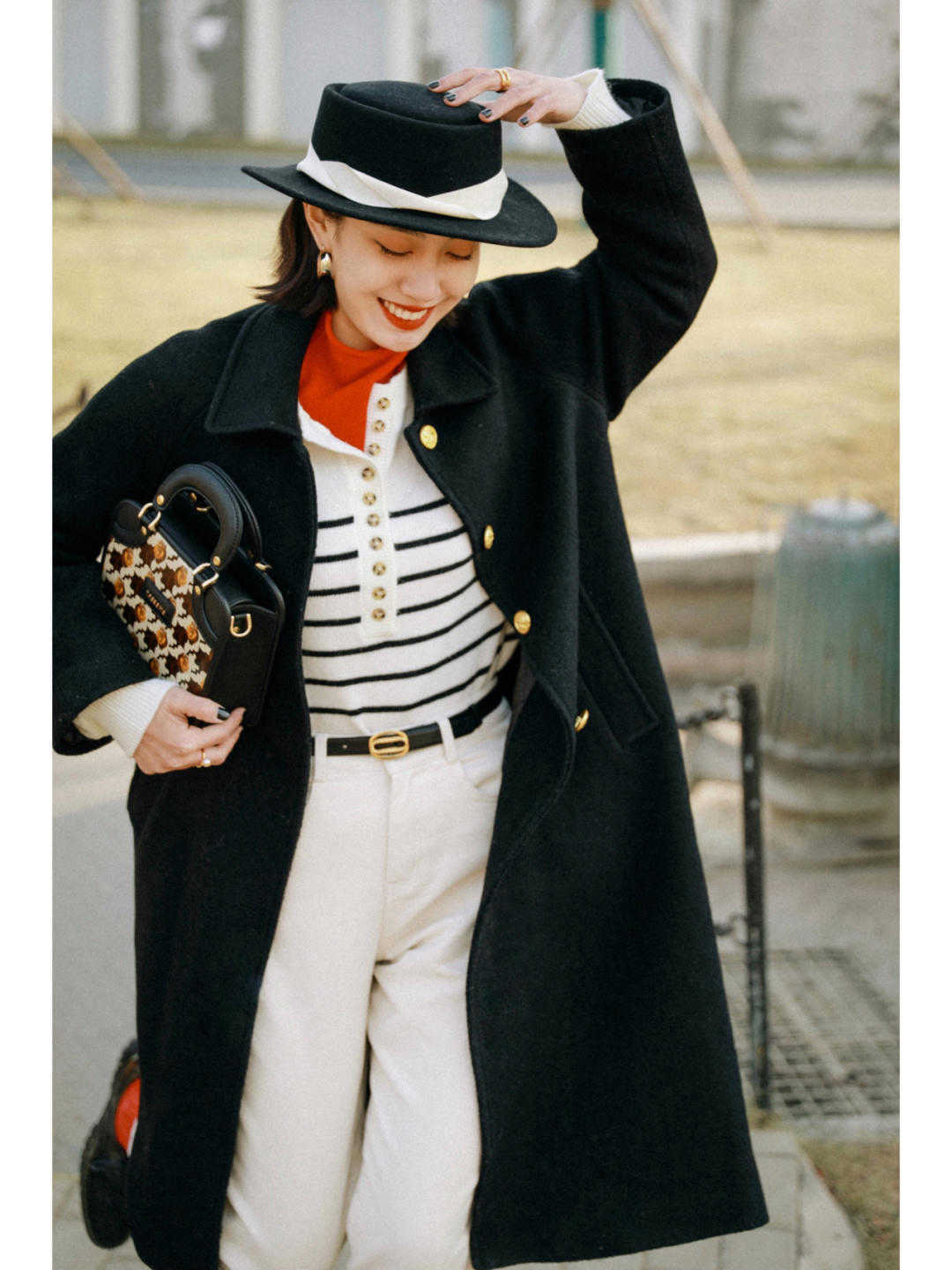 烟管裤|今年秋冬,有种穿法叫“大衣+裤子”火了,上身后没想到那么气质