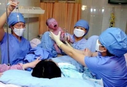 孕妈顺产时疼的死去活来，那宝宝是什么“感受”呢别看完笑出声