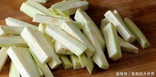 1根茄子,一块猪肉,这是茄子肉末焖面的做法,真好吃