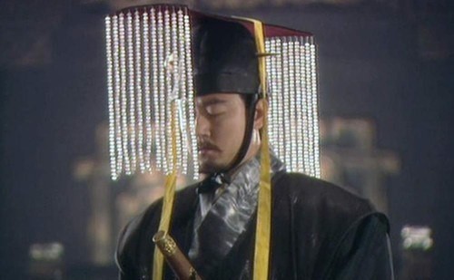 国君|千金小姐见家里佣人长太帅,与其私定终身,一年后,佣人成了国君