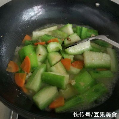 道家常干鱿鱼炒丝瓜|这道家常干鱿鱼炒丝瓜简单快手，超下饭
