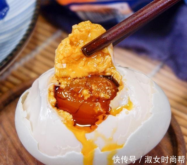  央视又“曝光”的海鸭蛋，为什么一戳就流“油”，你知道吗