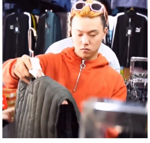 丫头|《变形记》6年后，和爷爷相依为命的丫头去世，富二代做法太暖心