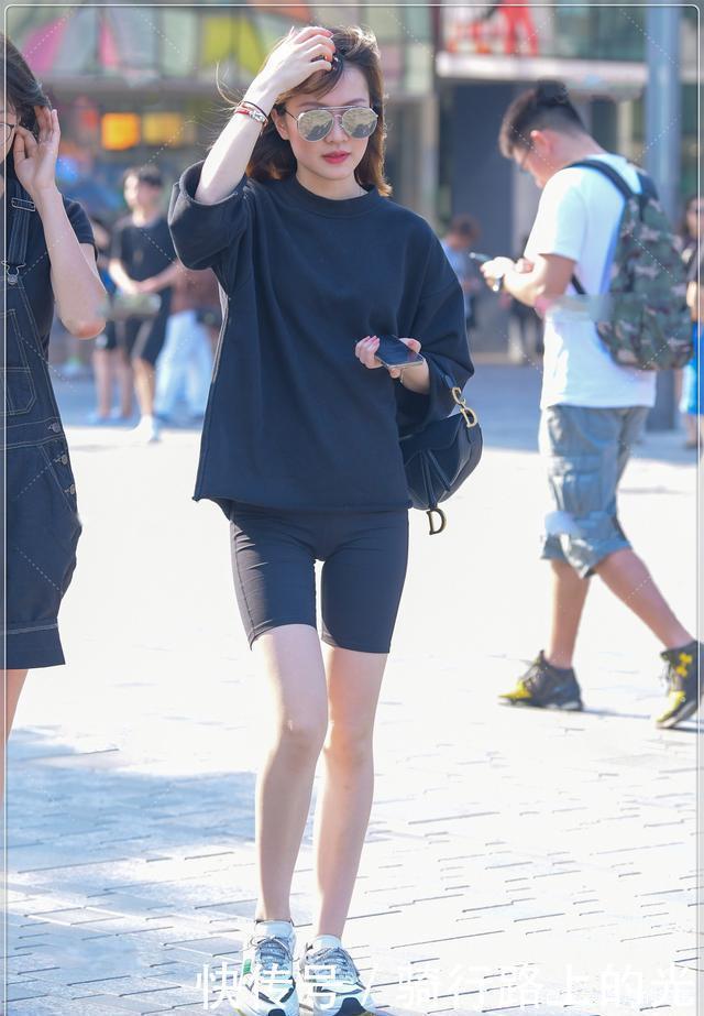 黑色|黑色宽松上衣,遮肉还百搭,简约又时髦