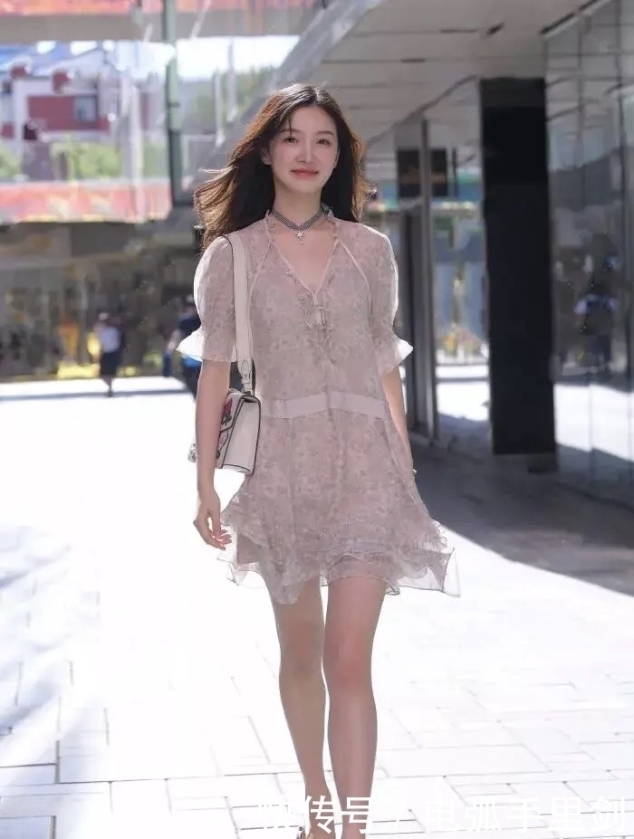 珠翠香|芙蓉不及美人妆,水殿风来珠翠香,连衣短裙演绎的仙气飘飘穿搭