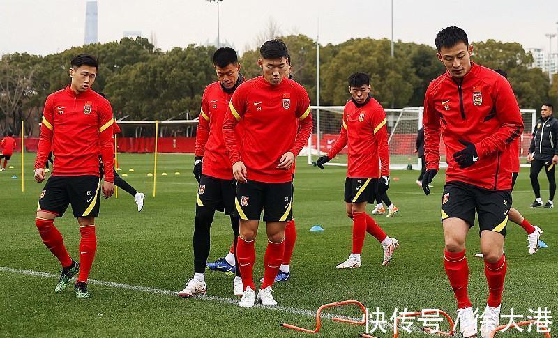 阵容|国足阵容迎巨变!头牌被动退出集训,旅欧10年新星上位:海归圆梦