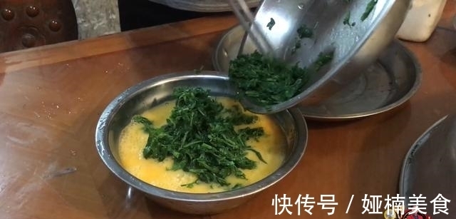 教程|艾草的新吃法，加上5只鸭蛋，下锅一煎比吃肉还香，好吃极了