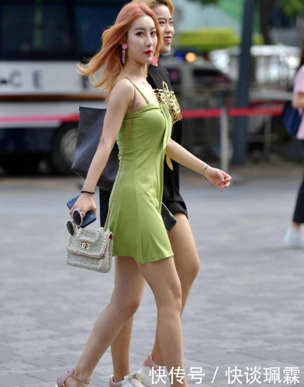 街拍美图身材完美的小姐姐,穿搭时髦,充满知性韵味