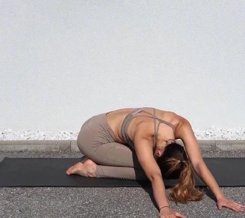 曲右膝|脊背变厚,僵硬又显老7个瑜伽动作还你纤薄少女背