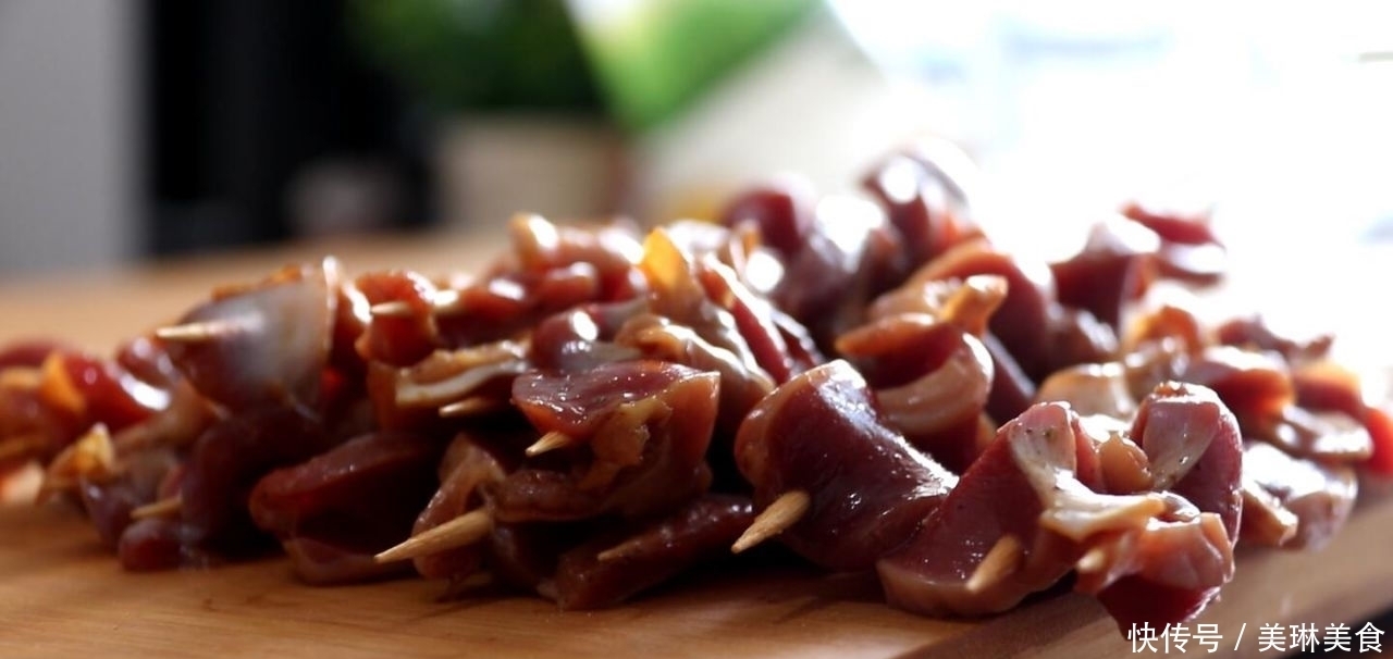 不用焯水,不用油炸,不用炒,教你孜然鸡胗的做法,越吃越香
