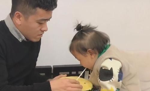 西瓜|“贼兮兮奶爸”套路娃吃药火了，我信你个鬼，你个糟老头子坏得很