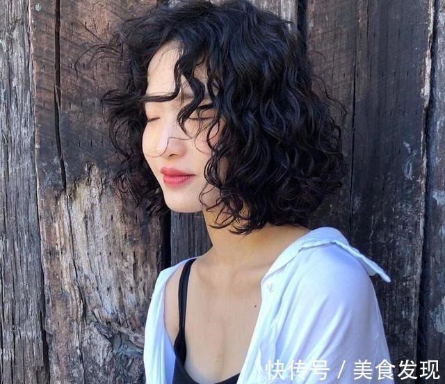 洋气 今冬流行烫满头发型20多款,时尚还保暖,烫完真洋气!