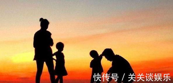 儿子|爸爸妈妈假装摔倒,3胞胎儿子的一个动作,爸爸心塞,妈妈笑了