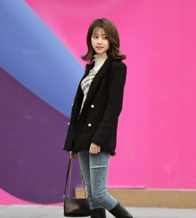 气质|街拍:美女戴一个的太阳帽,帅气的牛仔装搭配,看上去清新自然