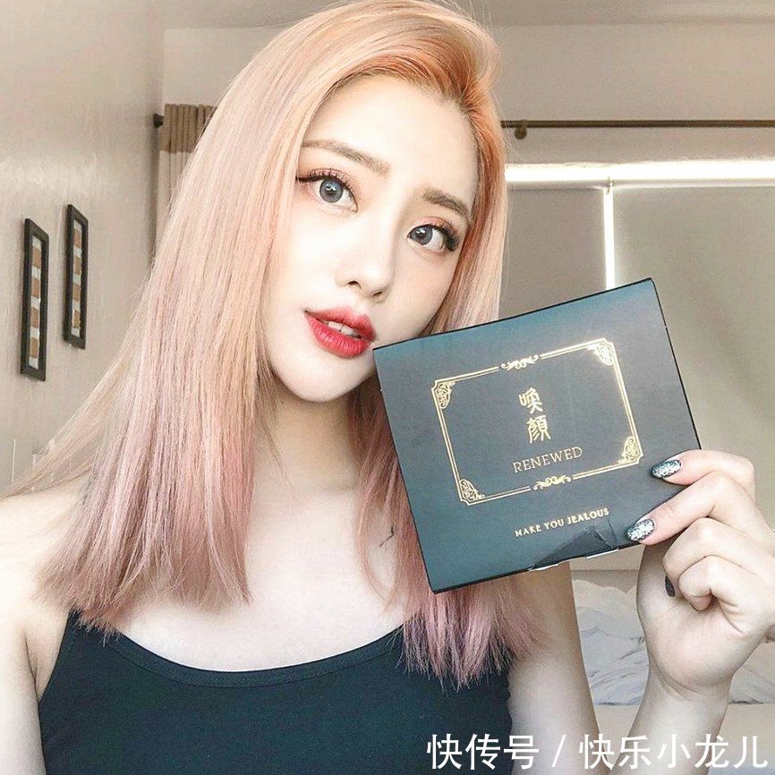 白皙稚嫩的瓜子脸,双眼迷媚有神,灿烂的笑容将人深深吸引