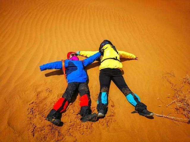 干活|爸爸背着孩子在工地干活的照片火了,网友:他的名字叫“父亲”