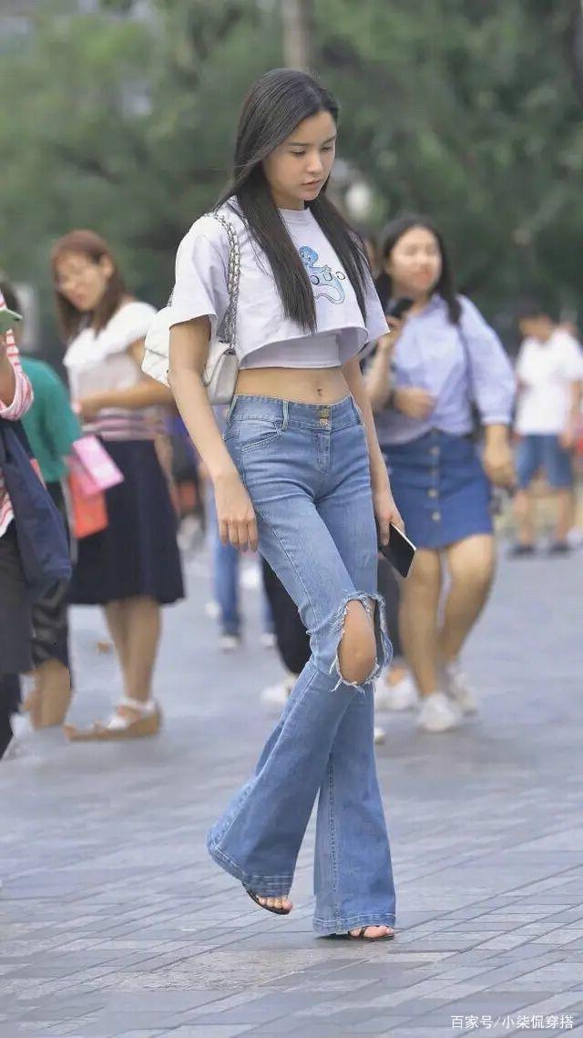 比“阔腿裤”还火,今夏流行破洞喇叭裤,时髦还显高!