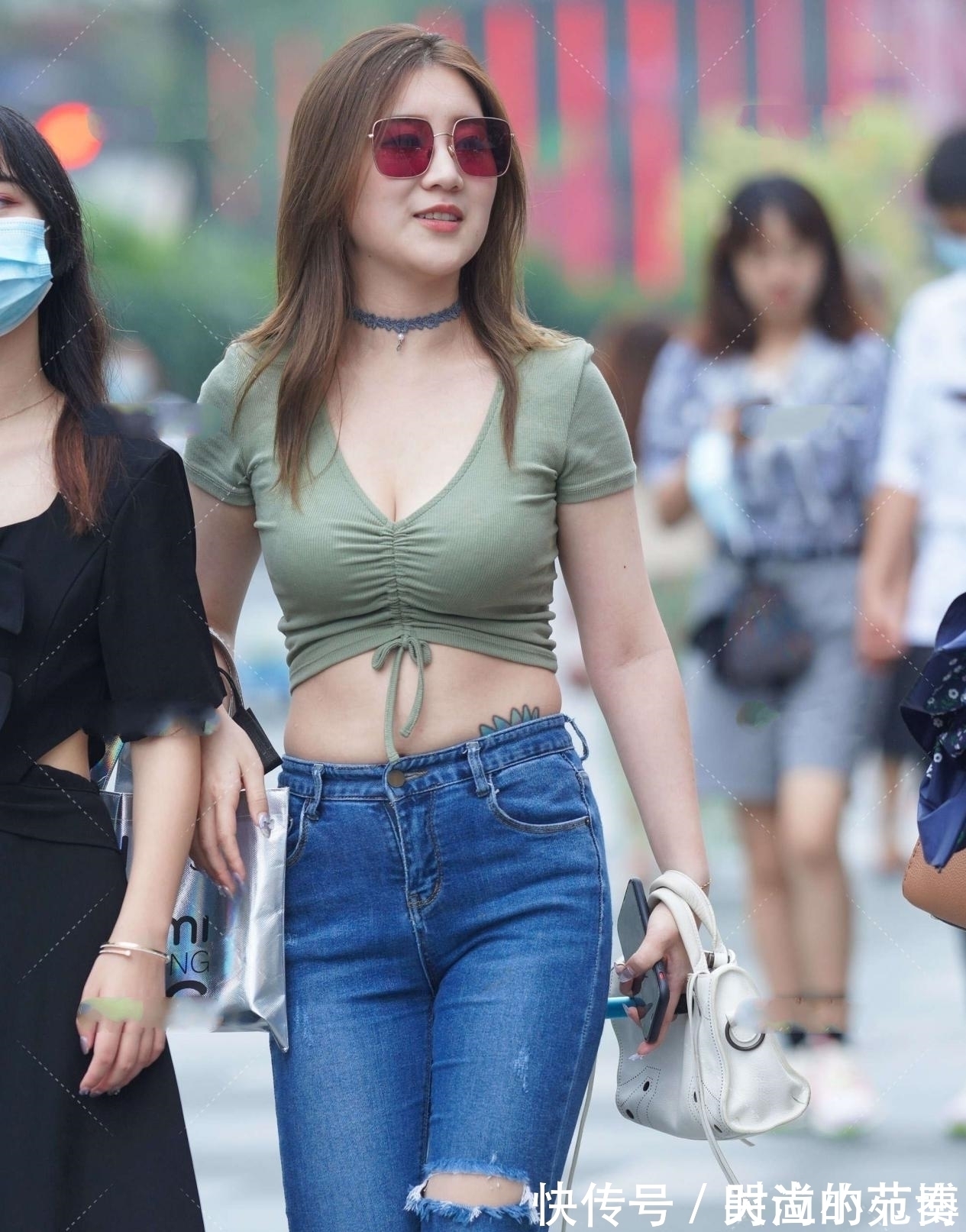 豆沙绿 豆沙绿短款上衣,凸显上半身优势,搭配高腰牛仔裤,显高又显瘦