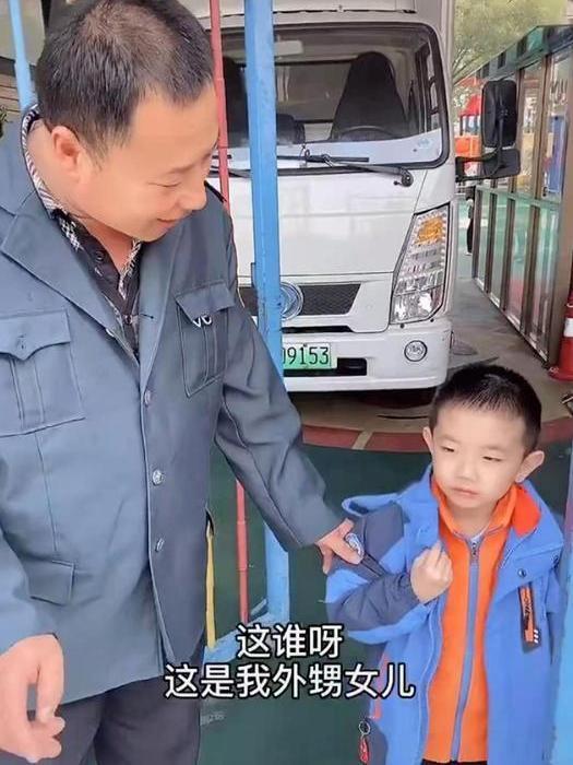外甥女|有种尴尬叫做“辈分差”,外甥女去幼儿园接舅舅,却被当作孩子妈