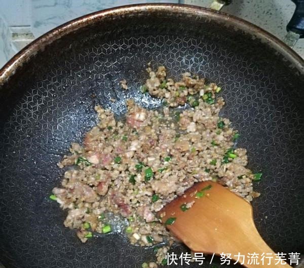 用芹菜来炒肉末,用勺子挖着吃,过瘾