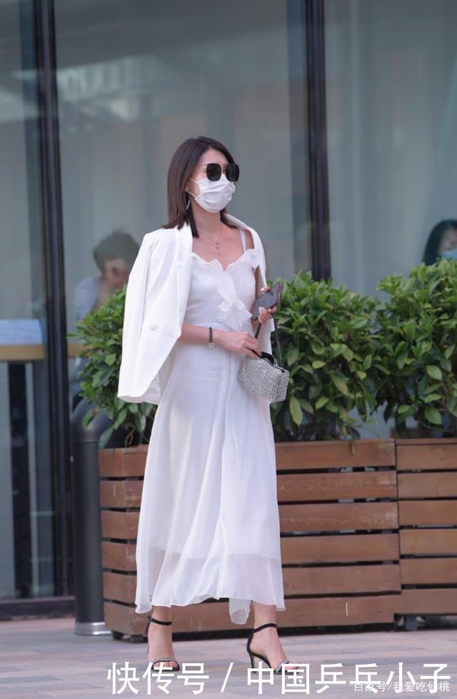 纯白色连衣裙搭配高跟凉鞋,尽显知性,知性十足