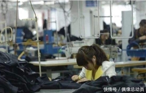 打滚|女子打麻将,儿子要求做饭被拒,3小时后,儿子在麻将桌下打滚