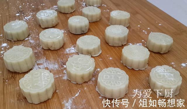 保鲜膜|中秋节别买月饼了，擀杖擀一擀，外皮香酥又掉渣，没烤箱也能成功