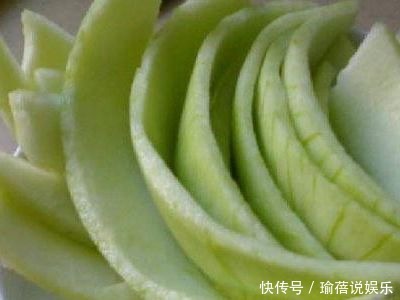 西瓜皮扔了才叫浪费,这养花神器堪比百元花肥,花长得窜屋顶!