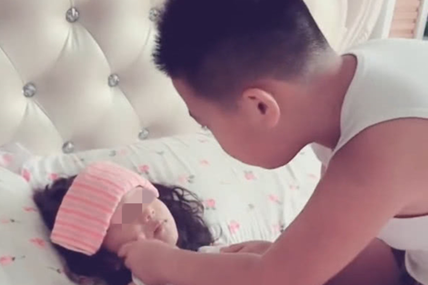 妹妹|妈妈外出拿快递,让8岁哥哥照顾满月妹妹,回家发现妹妹躺在地上