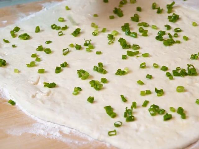 这饼我家一周做3回,一卷一擀,暄软咸香,葱香味十足,上桌扫光