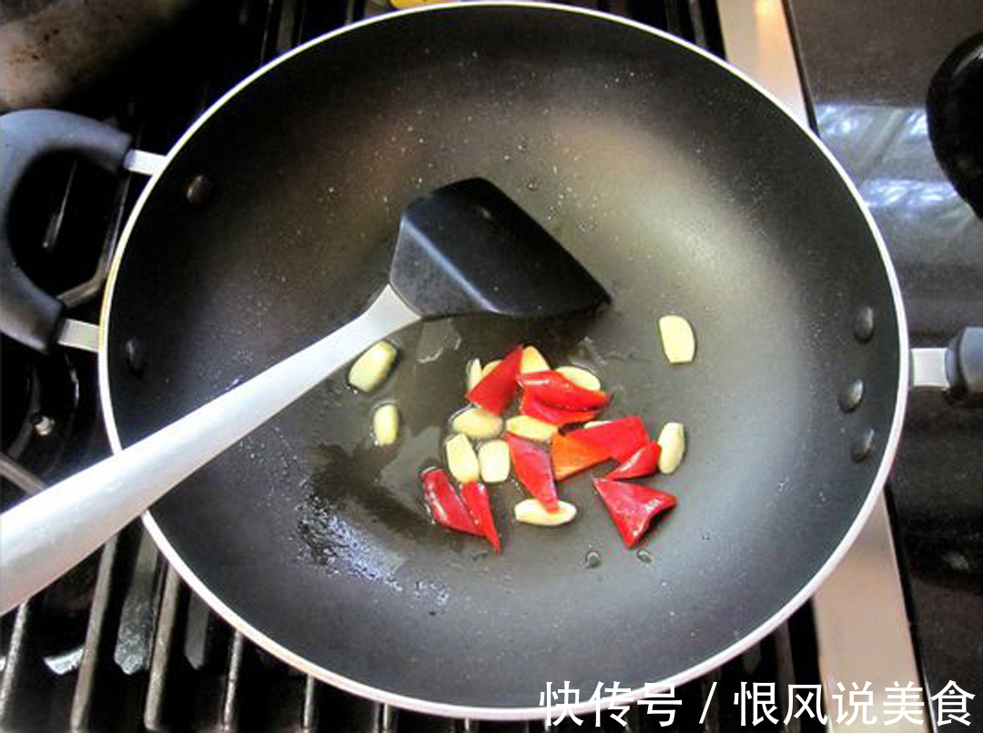 酸菜和包菜一起这样做,味道赛过吃肉,做了一大盆,一点没剩下!