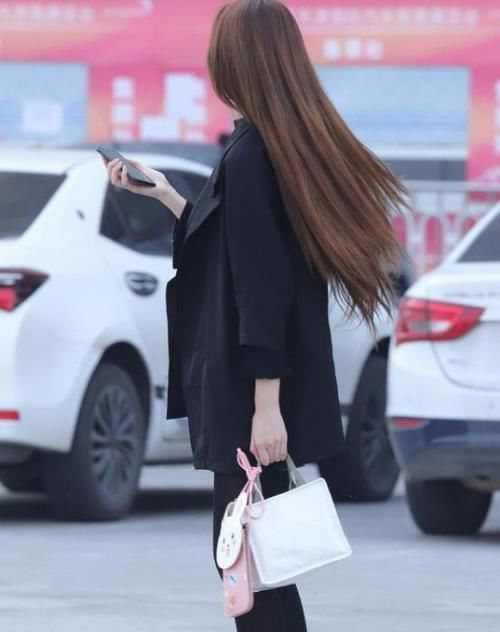 小姐姐|街拍天生丽质的小姐姐,一条一字肩连衣裙,时尚魅力风采