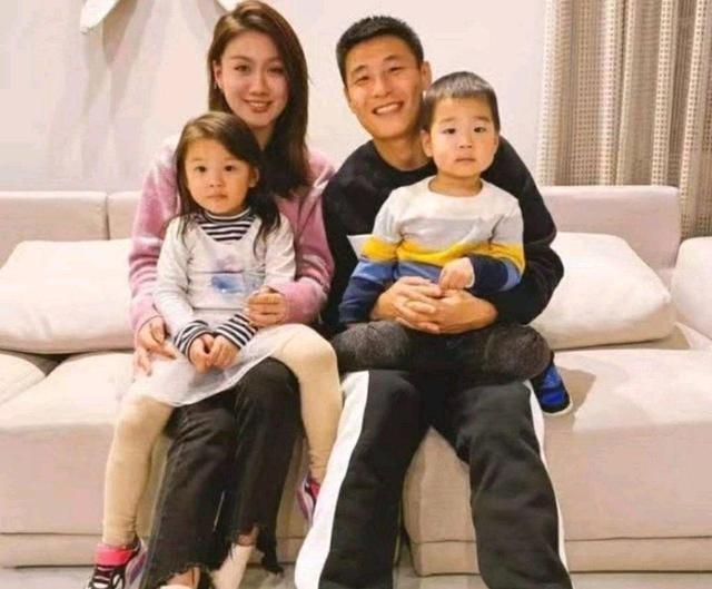 足球运动员|武磊迎喜讯！欢度节日+乔迁豪宅，妻子罕见露面肤白貌美颜值出众