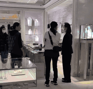 那英带女儿在伦敦买奢侈品，被指嗓门大态度凶，女儿家教严格乖巧安静