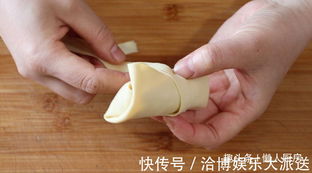 1张百叶，1块猪肉，教你做千张肉卷，配上毛豆和咸蛋黄，连汤喝光