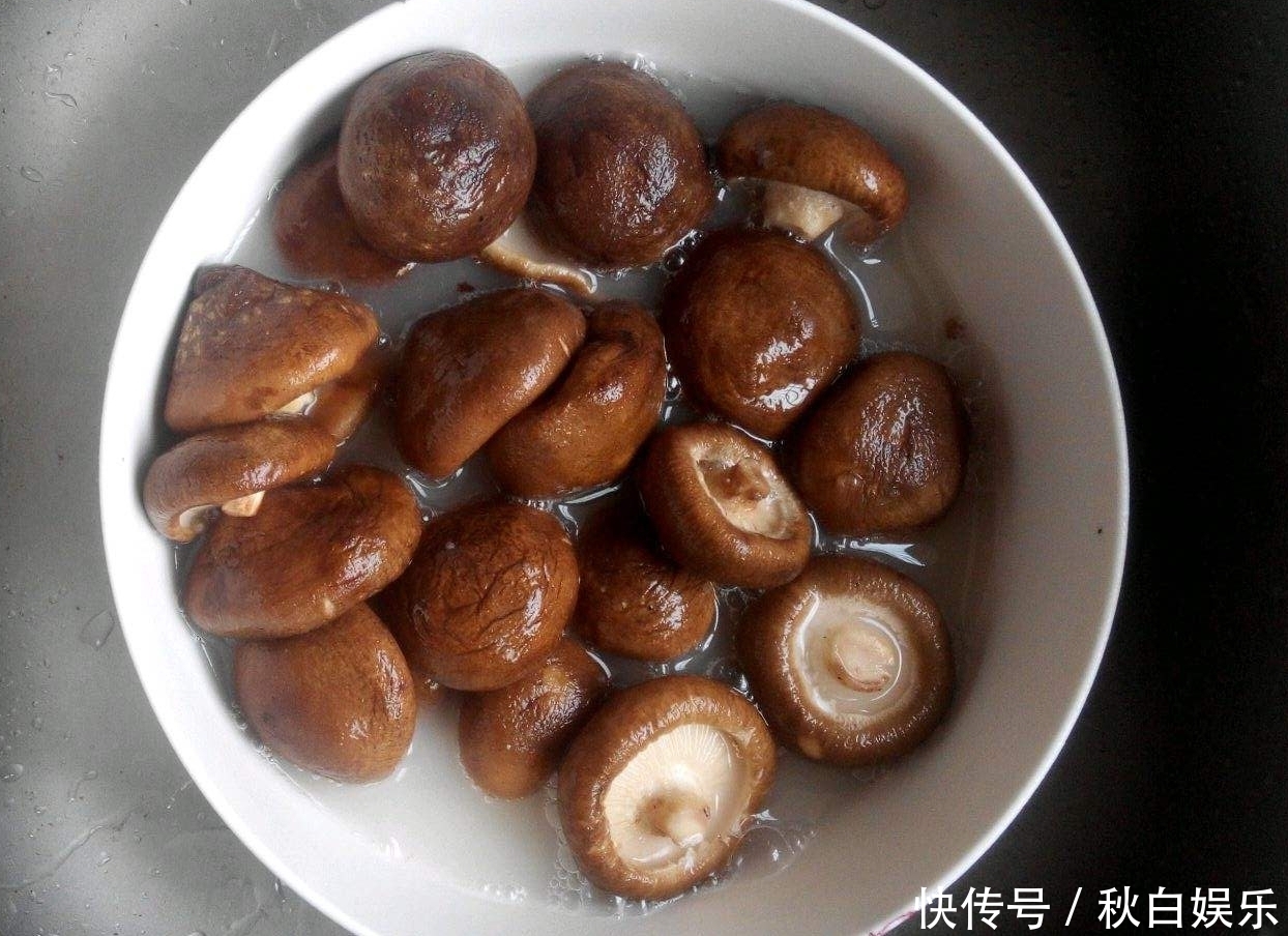 清洗香菇有窍门，记得加点它，香菇更干净，吃起来更健康
