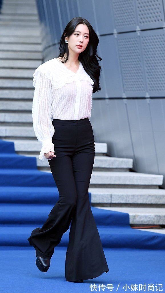 褶皱|克拉拉的造型就是自信,穿紧身裙大秀身材,这不愧“亚洲第一美”